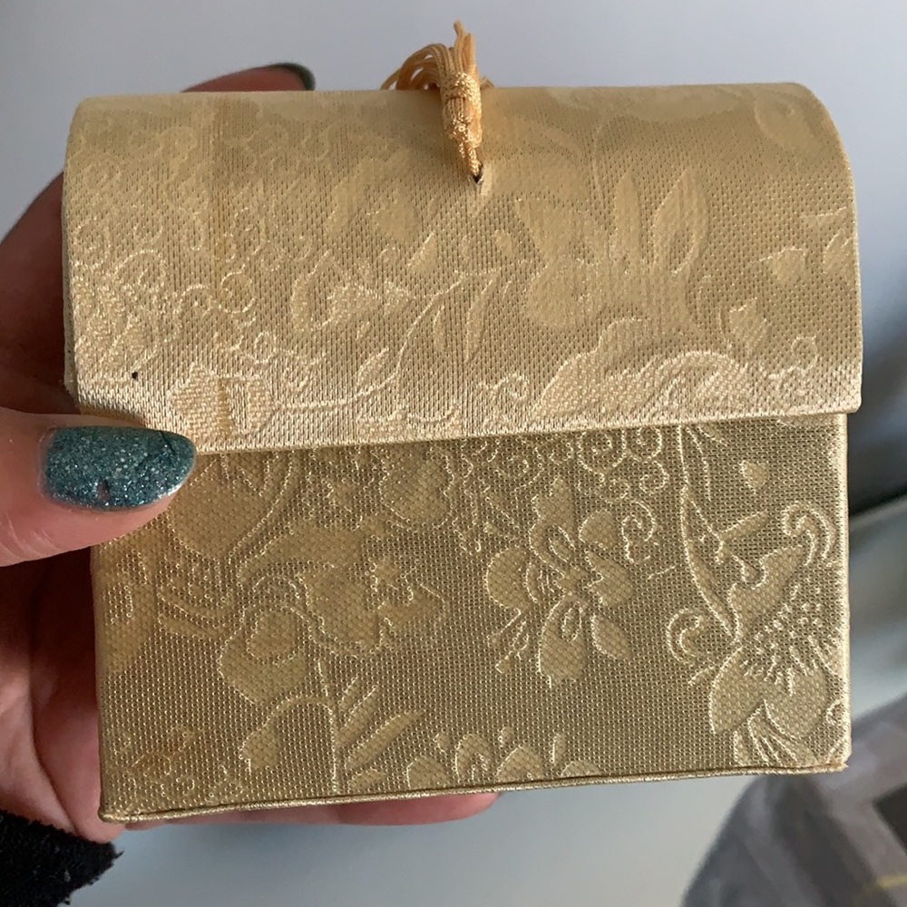 Gift - Picture 4 of 4